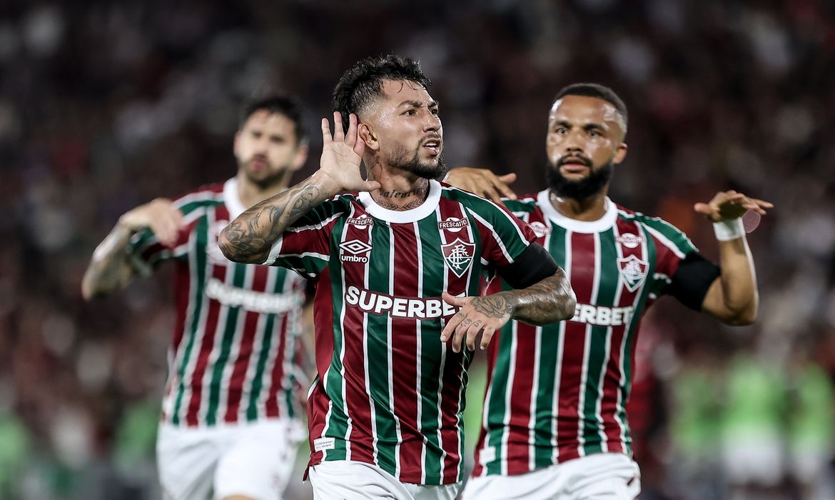 Em um clássico movimentado, Fluminense derrota Flamengo no Maracanã