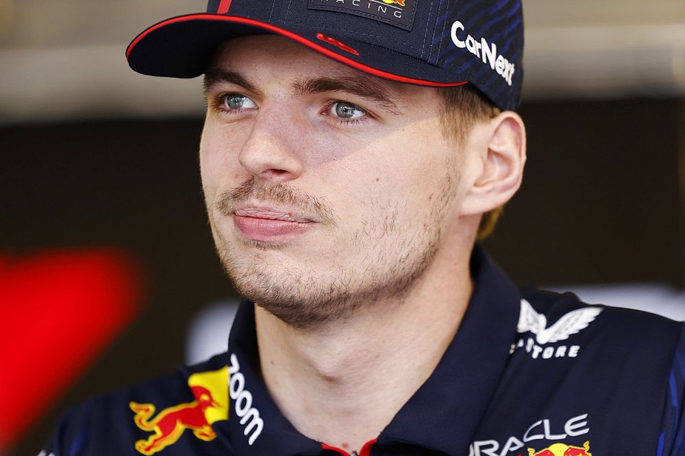 Verstappen domina sessão matinal e Bortoleto brilha nos testes coletivos da F1 no Bahrein