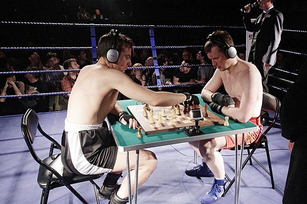 Você pagaria para praticar este esporte? Conheça a insanidade do Chess Boxing