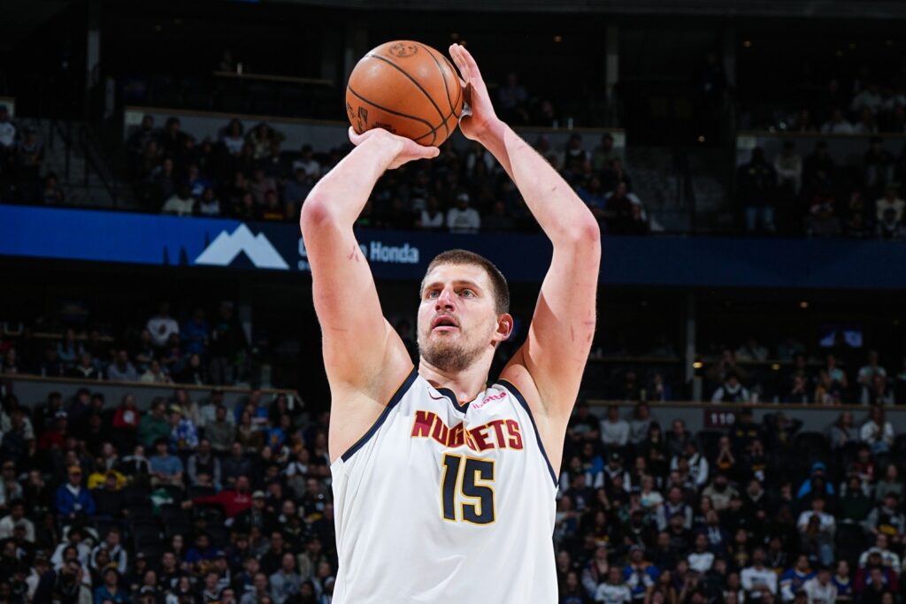 Nikola Jokić lidera Denver Nuggets em vitória sobre New Orleans Pelicans