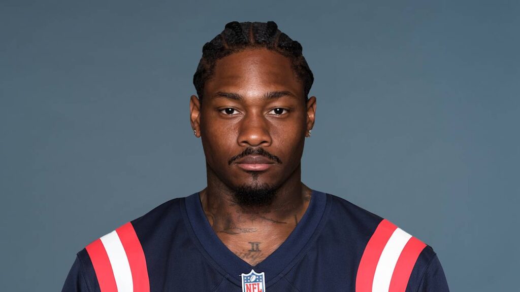Stefon Diggs joga com dedo quebrado e mantém desempenho pelos Patriots