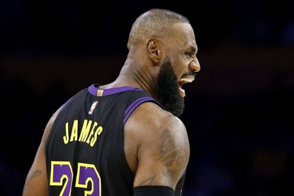 LeBron James estrela a abertura de temporada e o Los Angeles Lakers bate o Utah Jazz