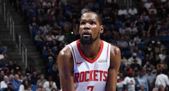 Kevin Durant alcança marca histórica de 32 000 pontos na carreira com os Rockets