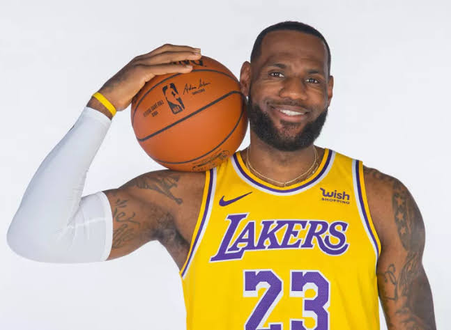 LeBron nos Warriors? Rumor reacende união improvável e mostra como rivalidades históricas viraram oportunidade de mercado
