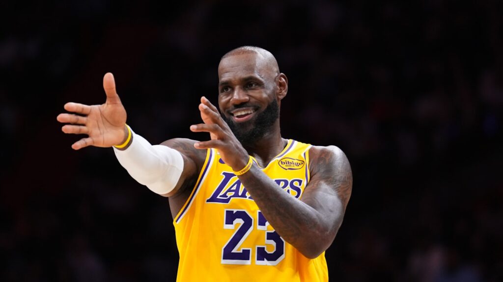 LeBron James deixa o Los Angeles Lakers e confirma permanência na NBA por mais uma temporada